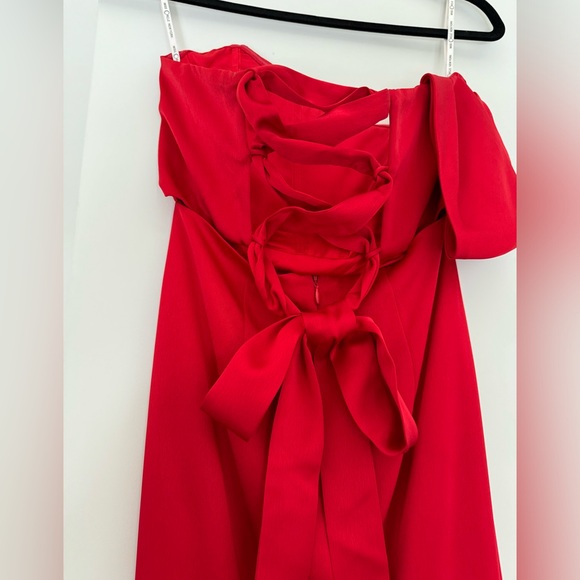 Red satin gown - Picture 2 of 8